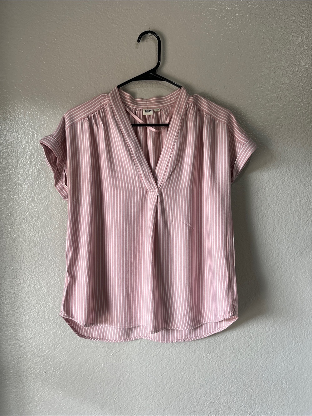 GAP Pink and White Stripe V-Neck Cap Sleeve Blouse Sz M Casual Vacation